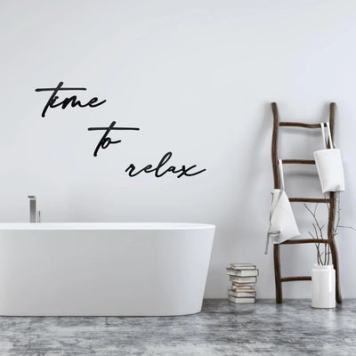 Panneau mural métal noir 'Heure de relaxation' dans une salle de bain moderne