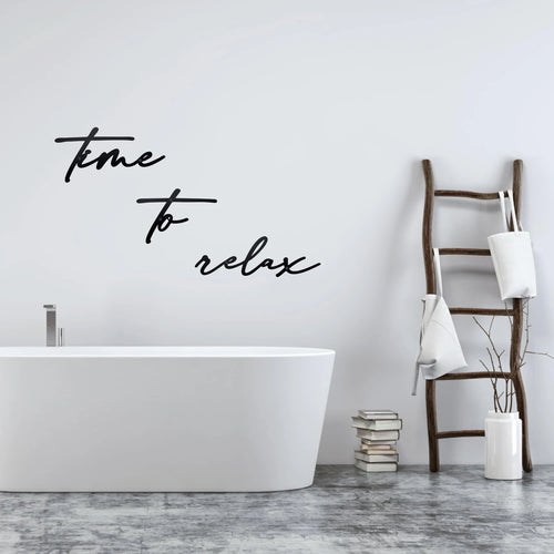 Panneau mural métal noir 'Heure de relaxation' dans une salle de bain moderne