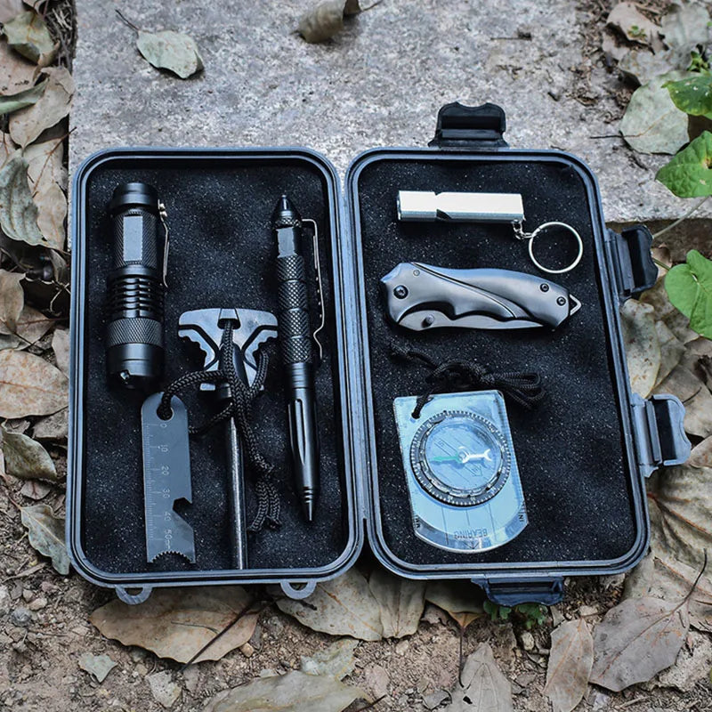 boîtes rangement survie pleine nature orange marron noir étanches flottantes outils edc pratique robuste