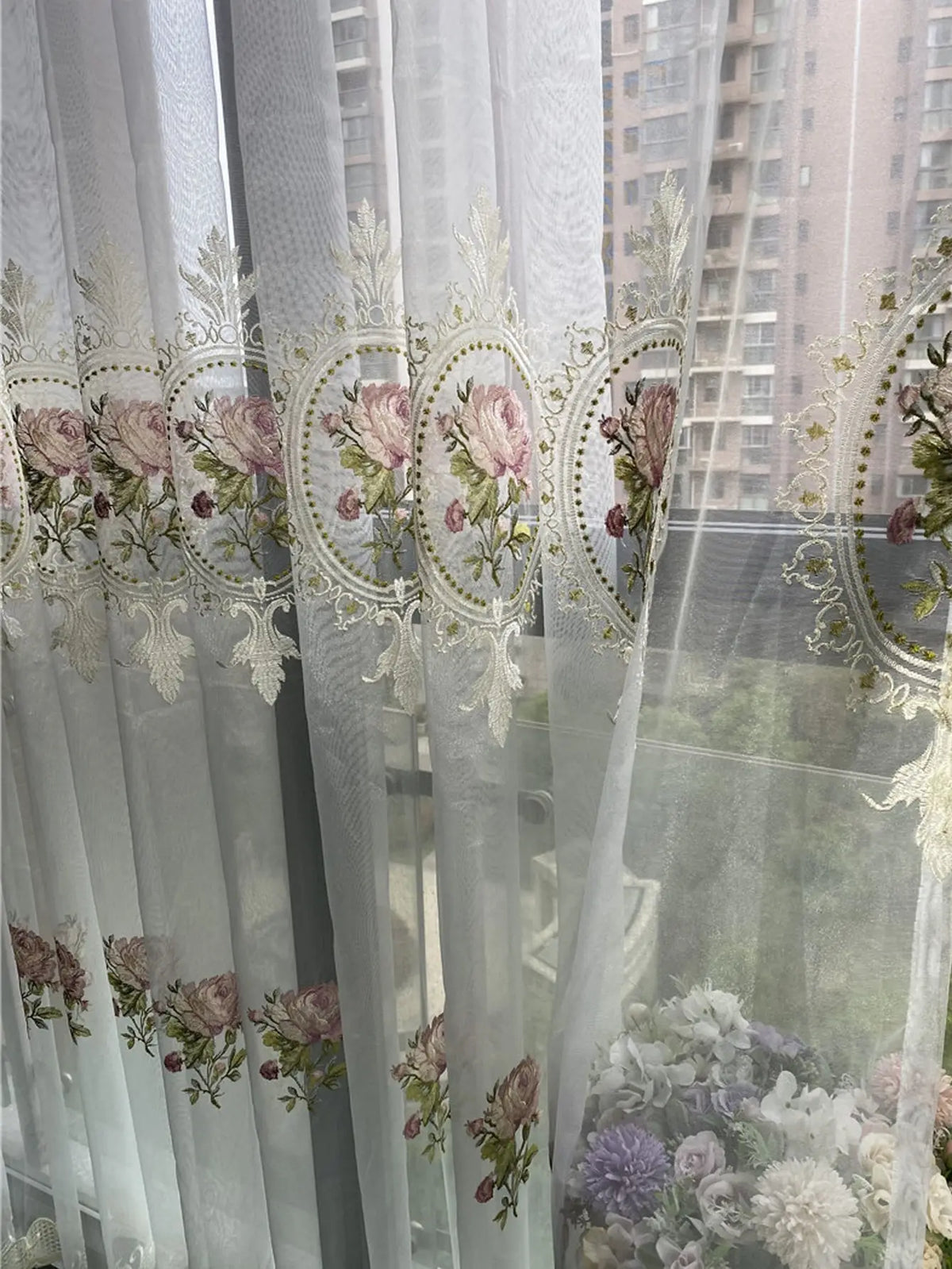 rideau blanc fleurs rose vert broderie dorée transparent classique romantique fenêtre française