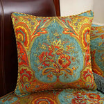 Élégant coussin décoratif aux motifs floraux colorés et textures tapissées de style oriental, créant une atmosphère chaleureuse et pittoresque.