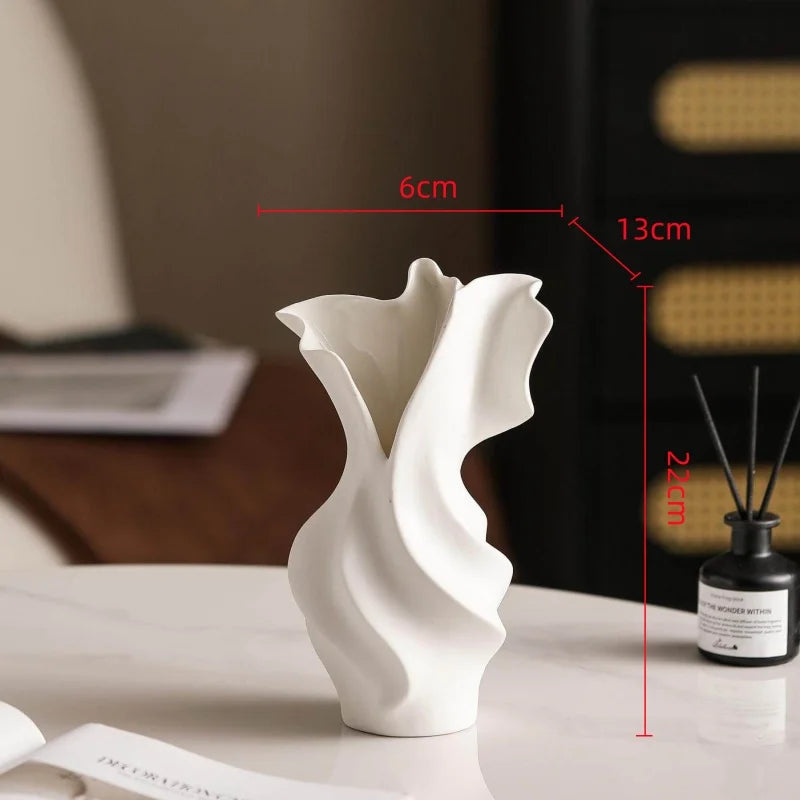 vase porcelaine blanc noir moderne sculptural abstrait plis irréguliers strié fleurs