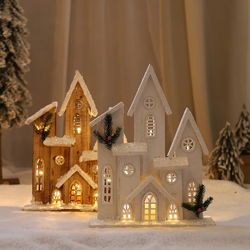 Détail du château de Noël en bois avec lumières douces et neige artificielle