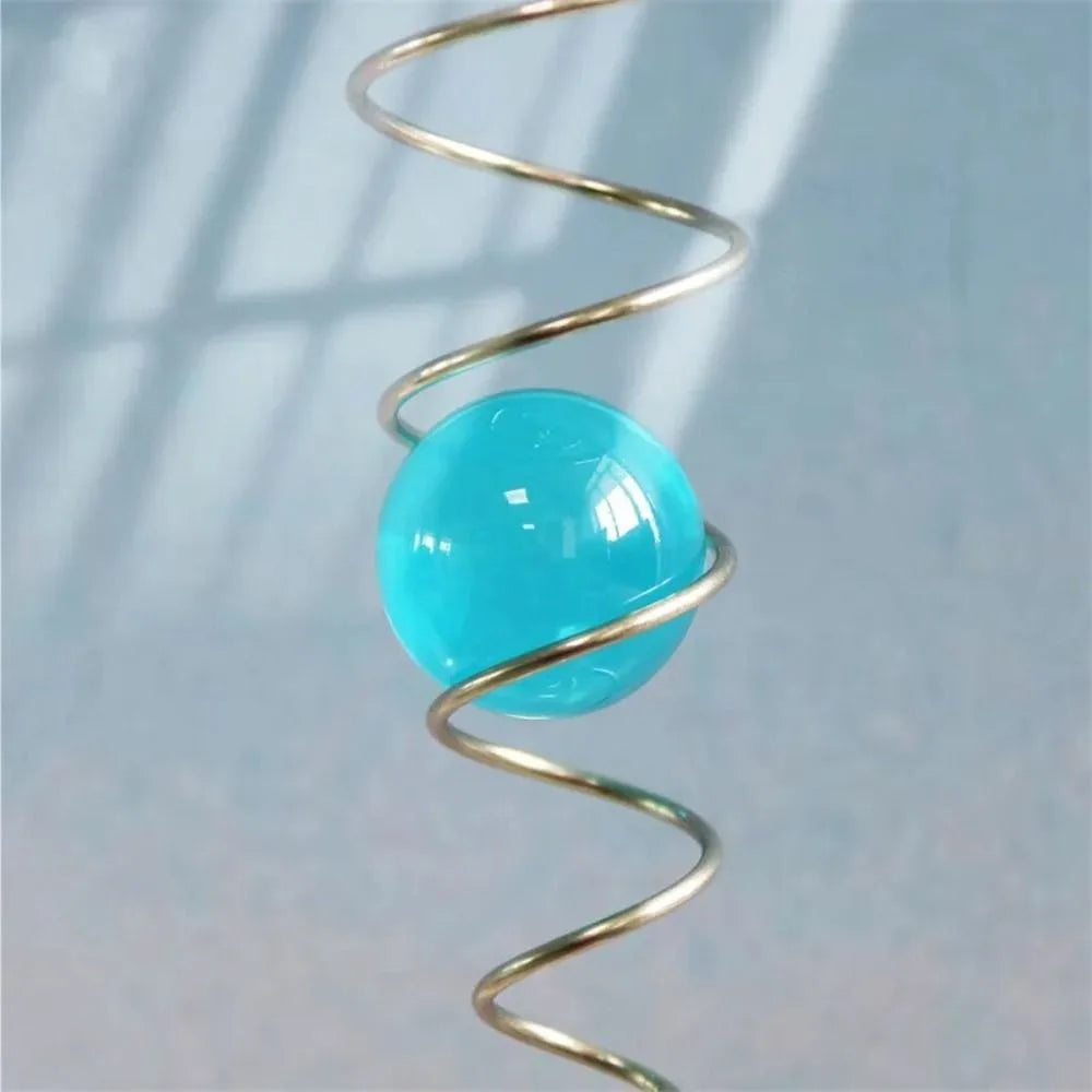 spirale métallique boule verre translucide carillon vent moderne minimaliste crochets métalliques noir bleu vert