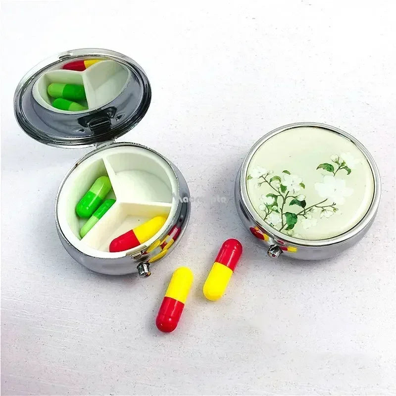 boîte pilules argentée fleurs bleues compartiments classiques vintage button closure organiser médicaments compartments pilules