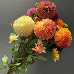 bouquet fleurs artificielles dahlias orange rouge violet intérieur décoration moderne minimaliste