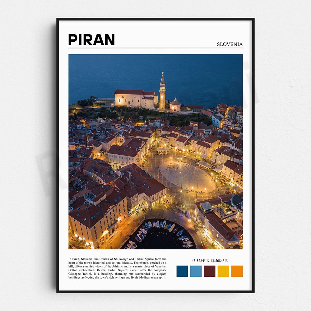 Un paysage urbain de nuit montrant le clocher de l'église de Saint-Georges et la place Tartini, qui forment le cœur historique et culturel de la ville de Piran en Slovénie.