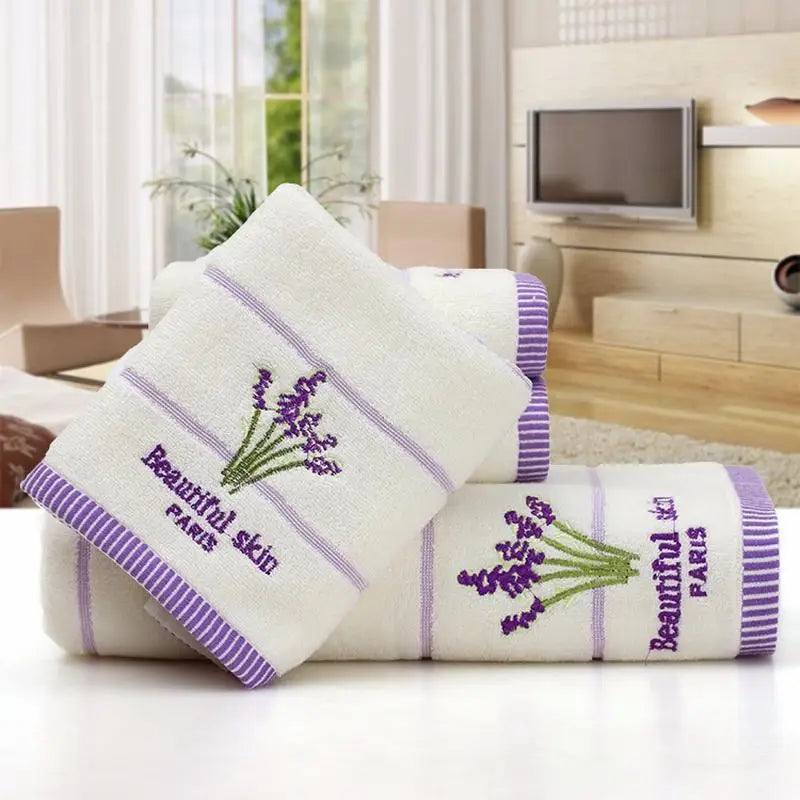 serviettes bain brodées fleurs violettes bordure rayée coton doux visage mains ensemble violet blanc