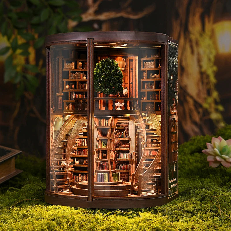 bibliothèque miniature bois éclairée livres miniatures escalier étagères plante verte compas fantaisie