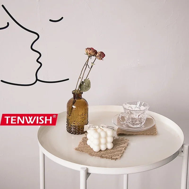 Sous-verre en lin tressé blanc avec plantes vertes
