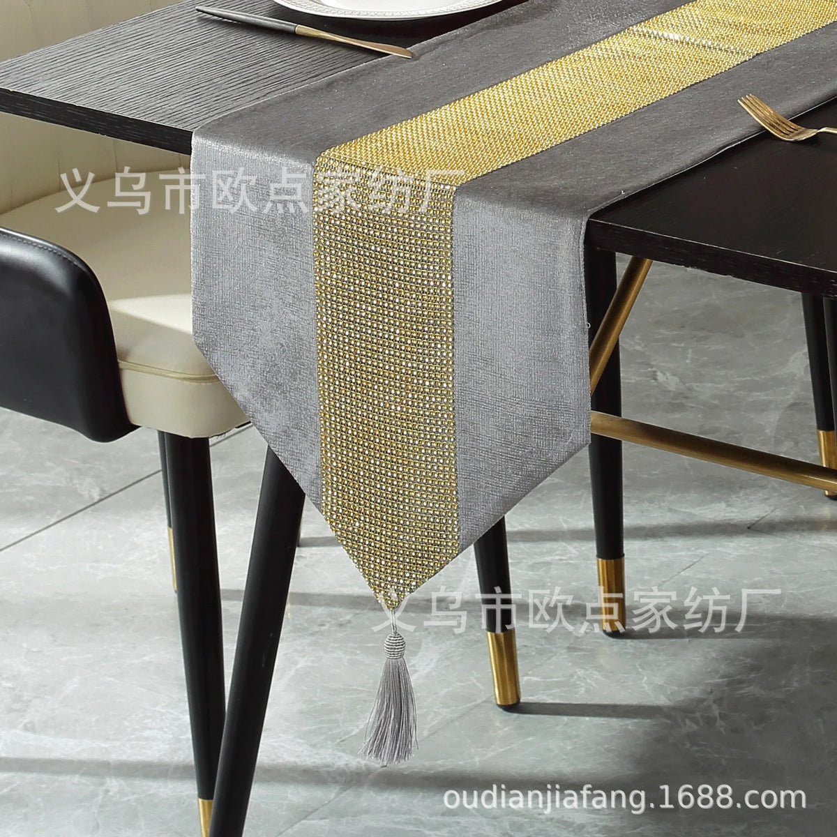 nappe décorative moderne tissu uni strass central franges couleur noir rouge or élégante table