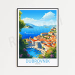 Une ville côtière méditerranéenne avec des maisons colorées, des toits de tuiles et un port animé, entourée de montagnes et de végétation luxuriante sous un ciel bleu et nuageux.