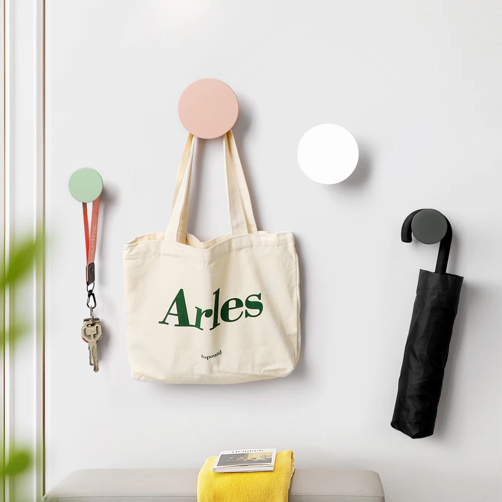 Porte-manteau mural suspendu dans une entrée moderne avec manteaux