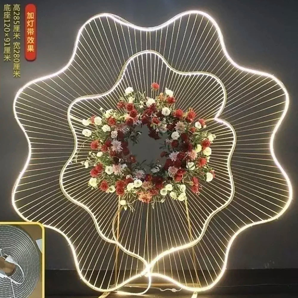 décoration mariage or blanc moderne élégante structure métallique fleurs stylisées événement anniversaire festive