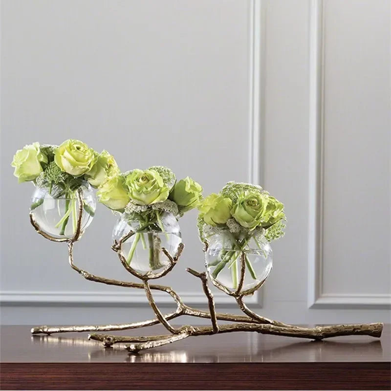 Vase en verre rouge avec branches dorées pour décoration florale
