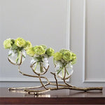 Vase en verre rouge avec branches dorées pour décoration florale
