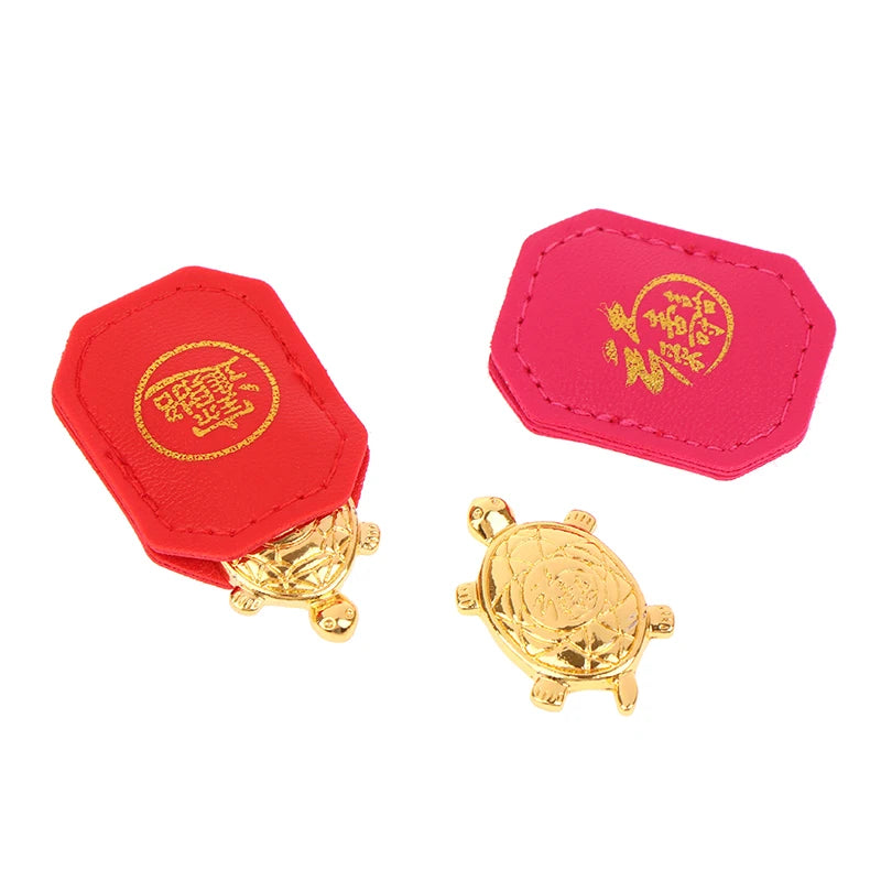 pendentif tortue dorée motif cuir rouge orné feng shui chance richesse décoration intérieure souvenir