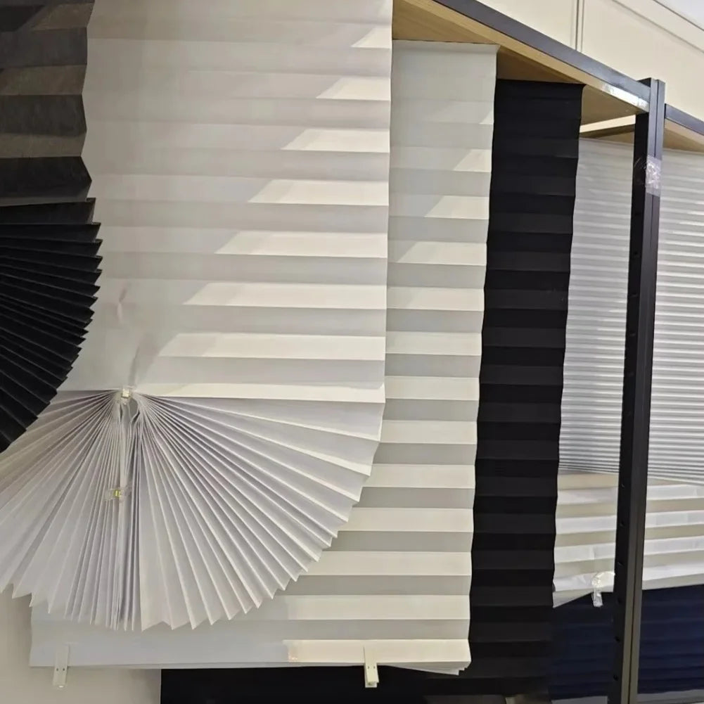 rideau store lamelles adhésif moderne blanc noir rayures horizontales opaques dimensions variées règle couteau