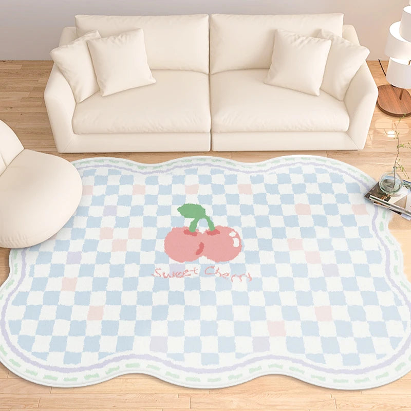 Un tapis doux et douillet avec un joli motif de cerises roses sur un fond à carreaux bleu et blanc, créant une ambiance chaleureuse et accueillante dans cette pièce moderne.