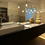 suspension lumineuse moderne noir argenté transparent serviettes peignoirs osier decoration interieur minimaliste