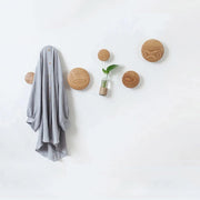 porte manteau mural crochets decoratifs bois clair gris scandinave minimaliste fixations vis plantes vertes