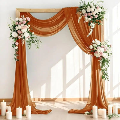 Rideau en mousseline de soie terre cuite drapé sur un arc de mariage