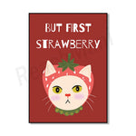 Un chat avec des oreilles mignonnes portant une couronne de fraises rouges sur un fond rouge vif.