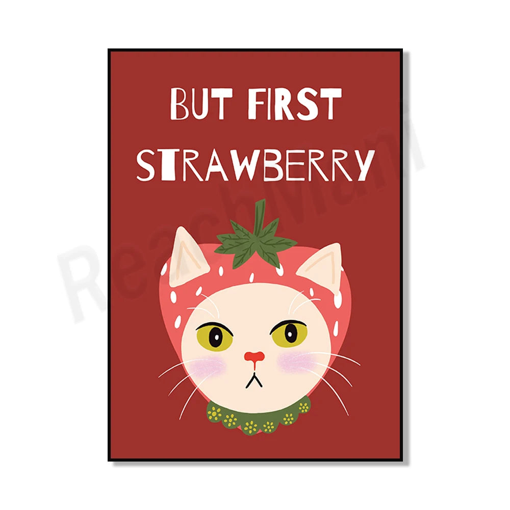 Un chat avec des oreilles mignonnes portant une couronne de fraises rouges sur un fond rouge vif.