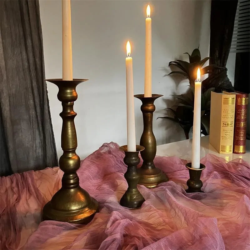 bougeoirs classiques bronze finement sculptés décoration maison vintage élégants fixations