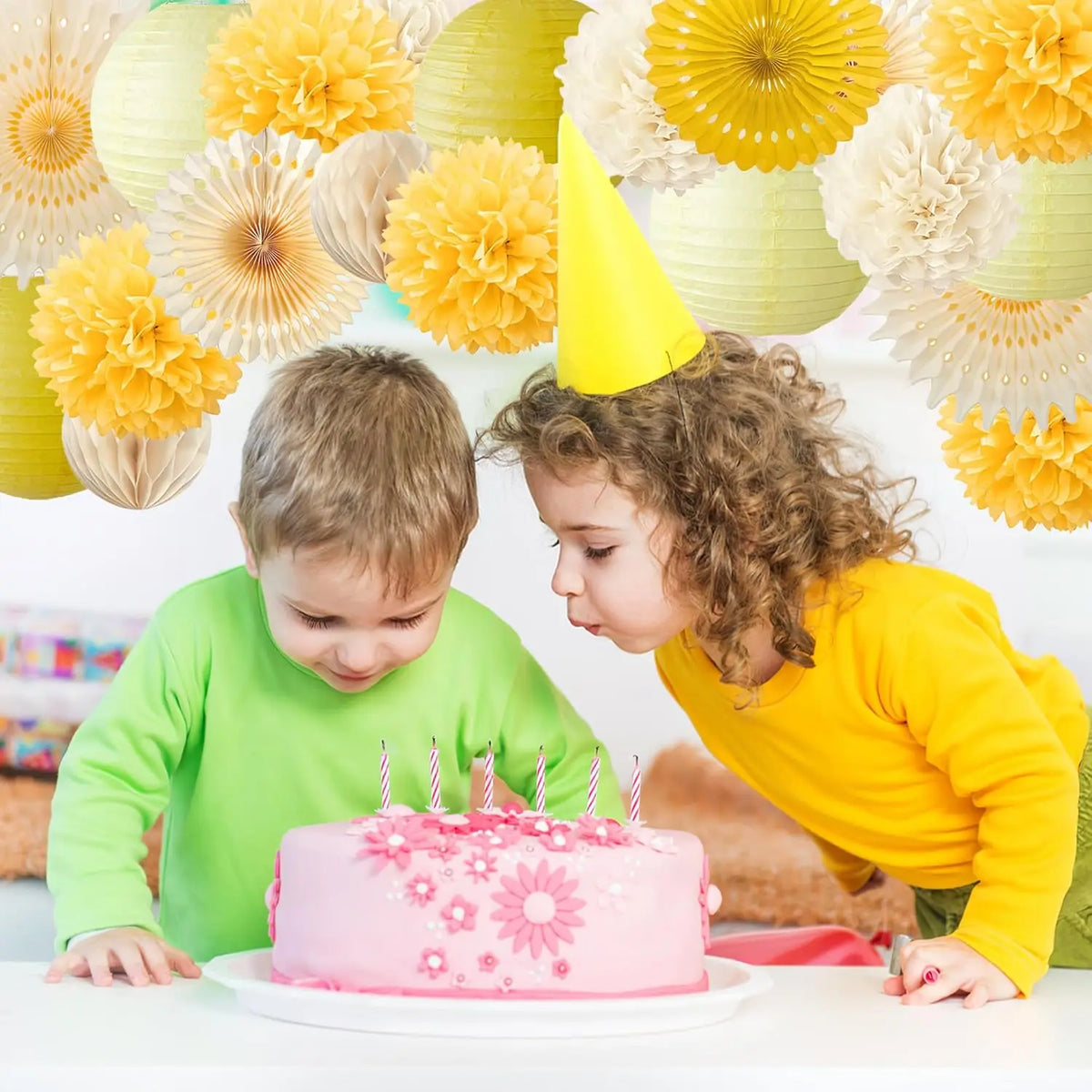 décorations fête papier jaune crème fanions pompons lanternes fleurs joyeuses enfantines
