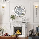 Cette image représente un intérieur élégant et lumineux, avec une cheminée allumée et une horloge murale décorative sur le mur blanc.