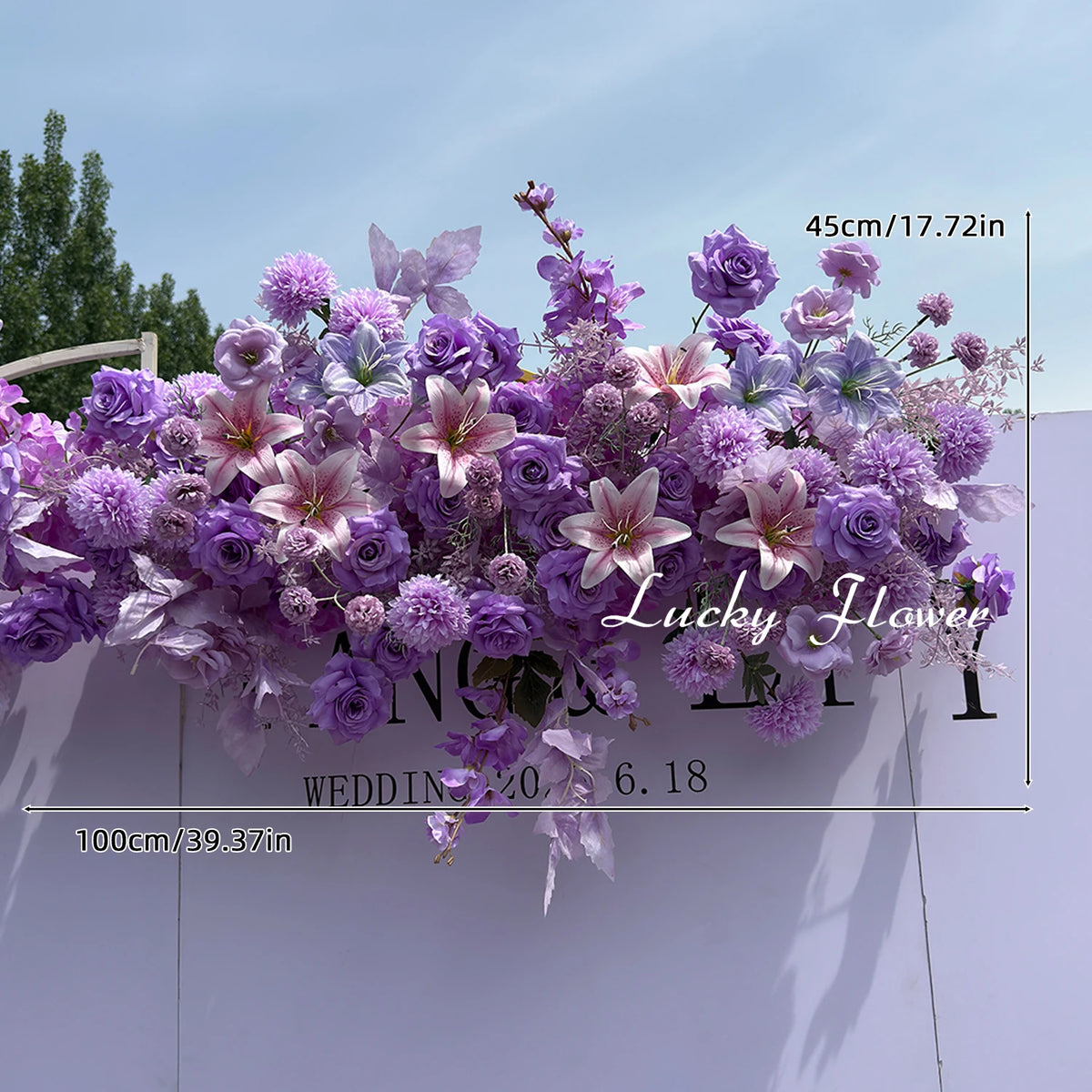 décoration mariage violettes roses blanches moderne élégante fleurs artificielles bouquet papillons feuilles vertesintérieur