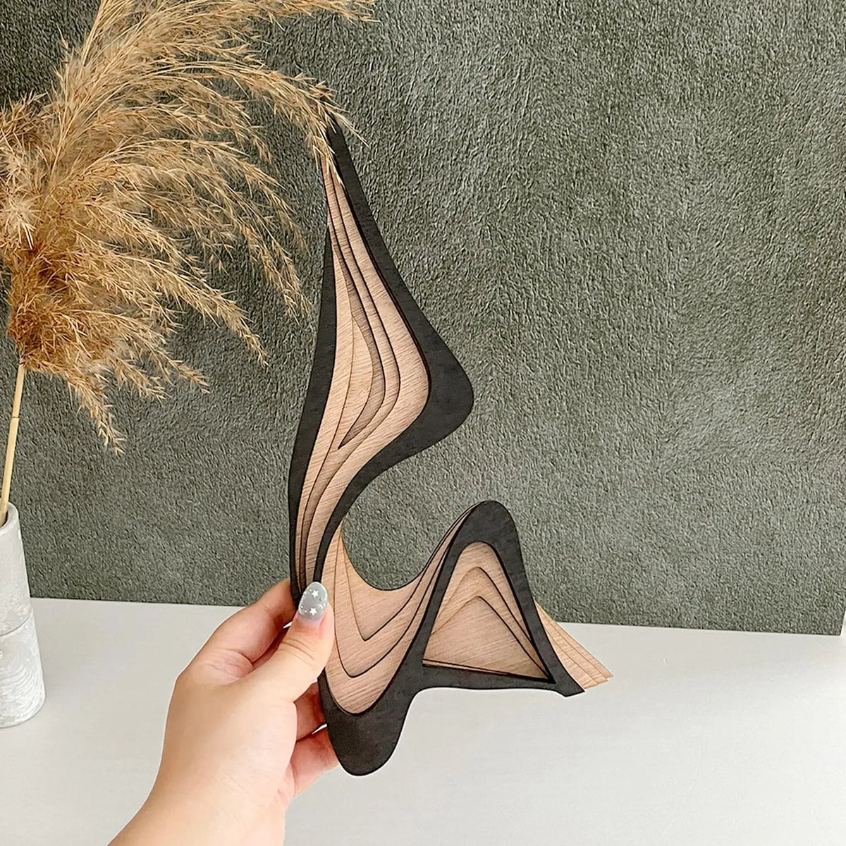 sculpture bois noir contemporaine rayures diagonales décoration intérieure minimaliste maison unique