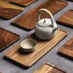Plateau en bois rectangulaire couleur prune sur une table en bois