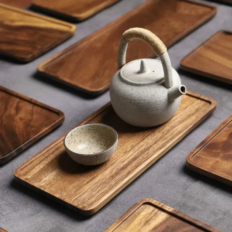 Plateau en bois rectangulaire couleur prune sur une table en bois