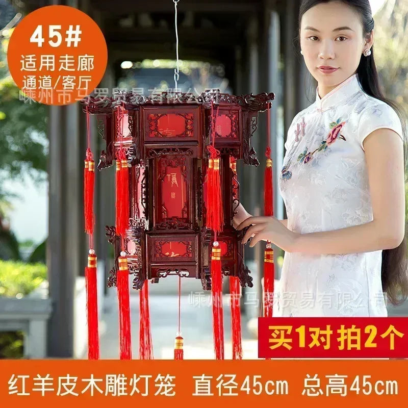 lanterne traditionnelle chinoise bois sculpté rouge décorative pompon fête mariage jardin