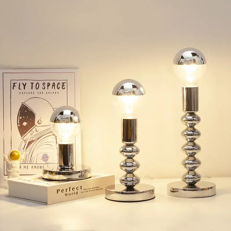 Lampe de bureau LED vintage style Bauhaus en chrome sur table en bois