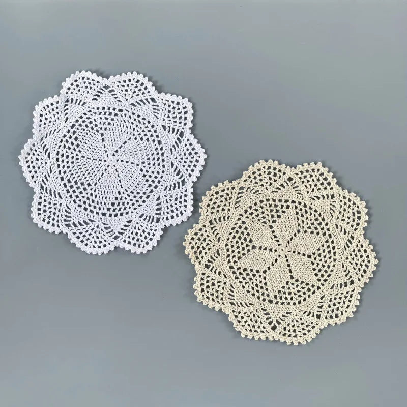 napperons crochetés blancs tapis table fleurs céramique vintage rustique