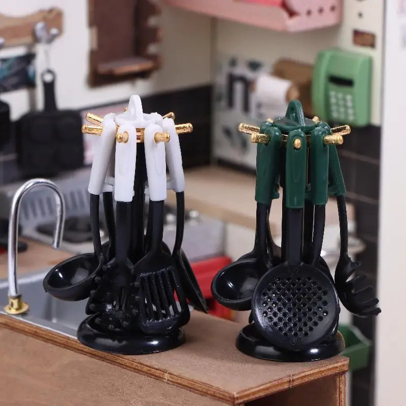 accessoires cuisine miniature suspendues ensemble cuillères spatules moderne noir blanc vert opaques