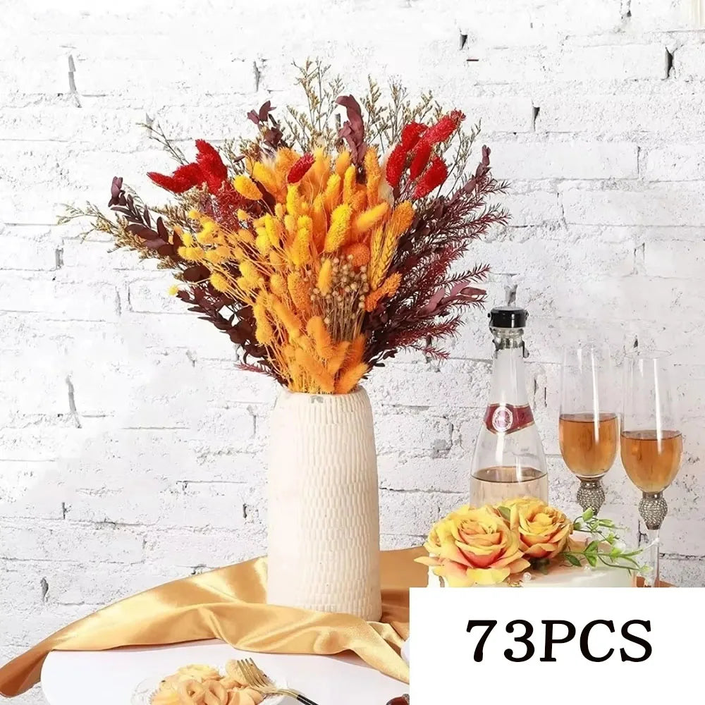 bouquet fleurs séchées boho beige orange brunes plumes feuilles naturel vase blanc plateau bois
