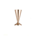 vases dorés classiques ornements floraux fleurs artificielles table mariage romantique