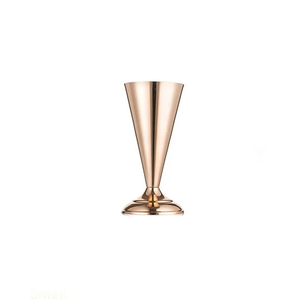 vases dorés classiques ornements floraux fleurs artificielles table mariage romantique