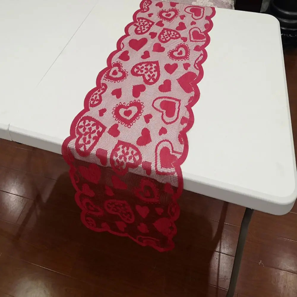 table runner rouge blanc coeurs transparents décoration valentin romantique table longue transparente motifs ajourés