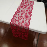 table runner rouge blanc coeurs transparents décoration valentin romantique table longue transparente motifs ajourés