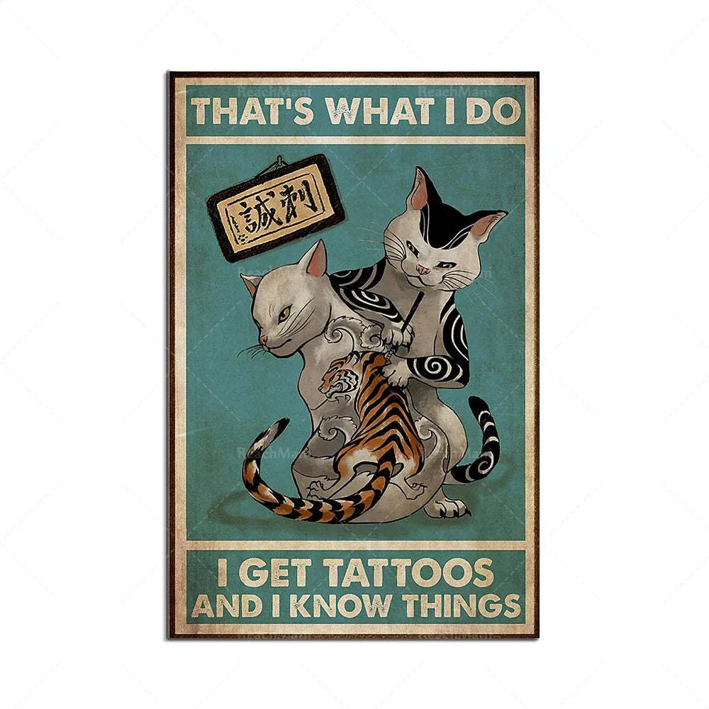 Deux chats tatoués sur fond vert avec le texte "That's what I do, I get tattoos and I know things".