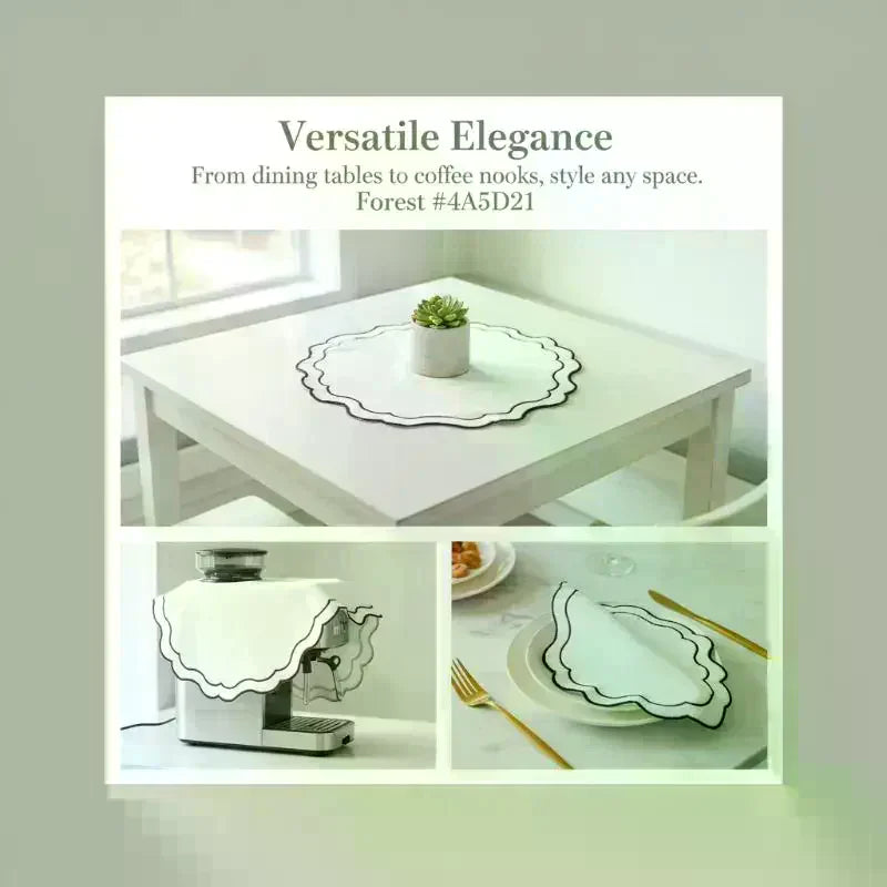 serviette table moderne blanc bleu clair bordure fine bords ondulés assiettes fourchettes dorées salade