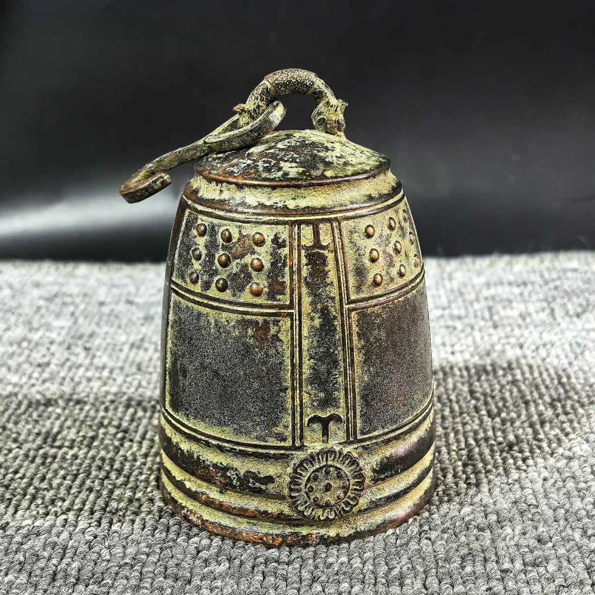 cloche vintage dorée cloisonné ancienne rustique décoration artisanale collectionnée ornementale lignes horizontales verticalisée