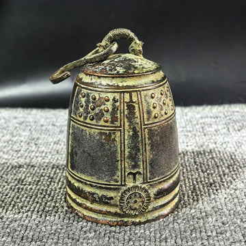 cloche vintage dorée cloisonné ancienne rustique décoration artisanale collectionnée ornementale lignes horizontales verticalisée