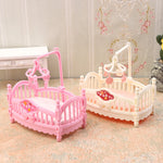 berceau poupée rose blanc matelas mobile décoratif fleurs rubans victorien miniature