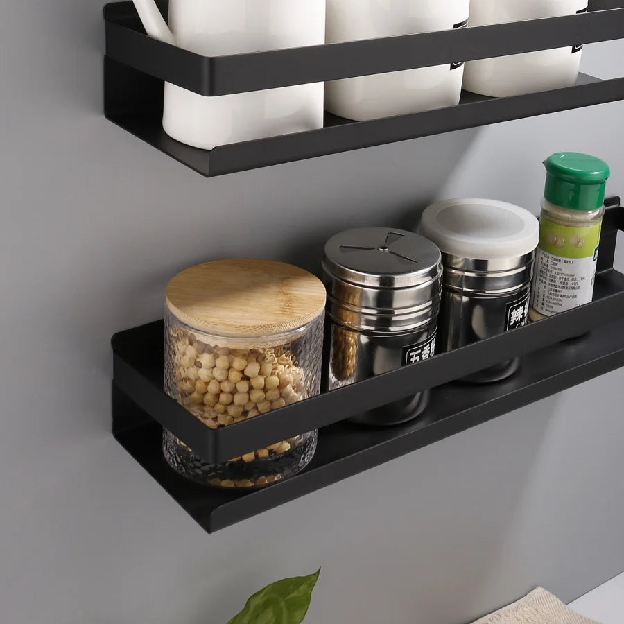 Détail de la finition noir mat de l'étagère de salle de bain